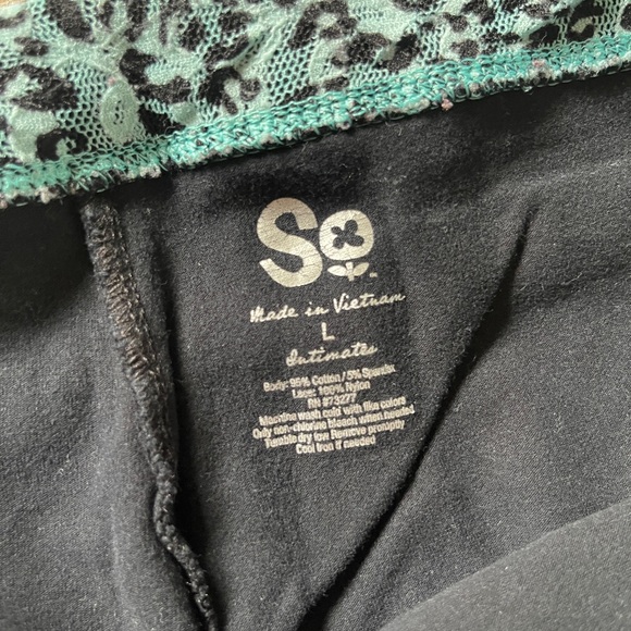 Capri leggings with fold over lace top - Picture 5 of 5